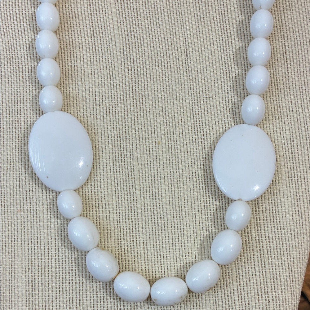 Elegant vintage White Beaded Necklace